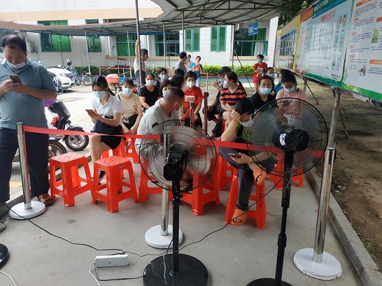 （图为飞来峡所组织市场、食品、药品从业人员到卫生院打疫苗）.jpg