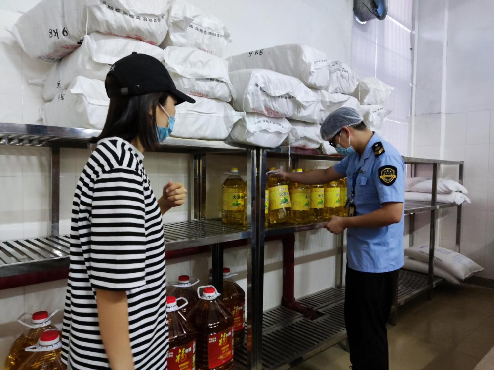 图二：考前对清远市华侨中学食堂大宗原材料进行检查.png